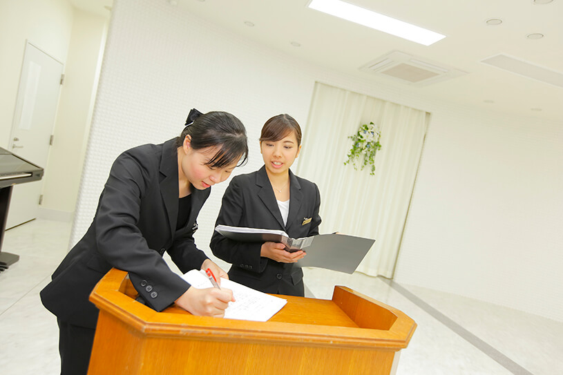 披露宴会場で段取りを確認_image