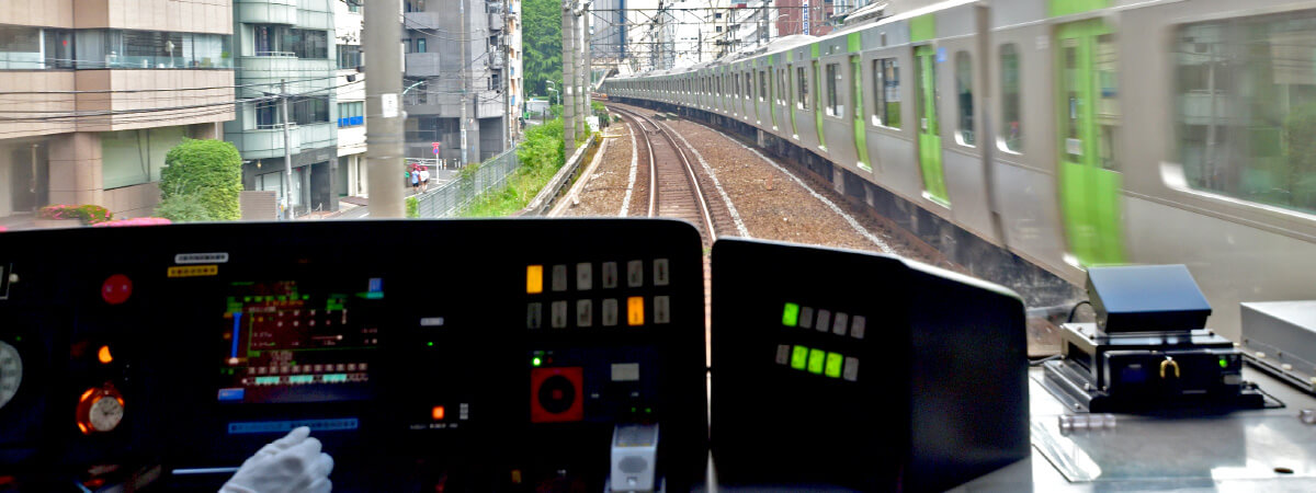鉄道運転士になるには。年収や採用条件などを解説